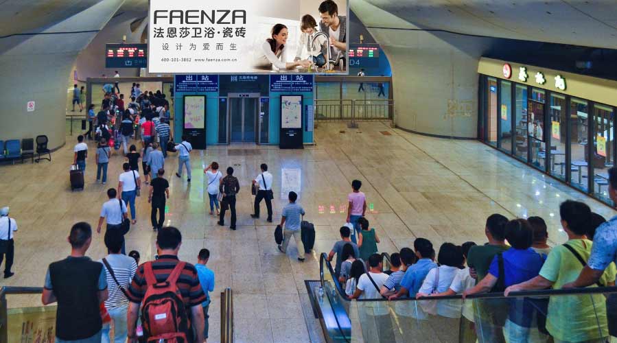 >武汉高铁站吊杆灯箱广告